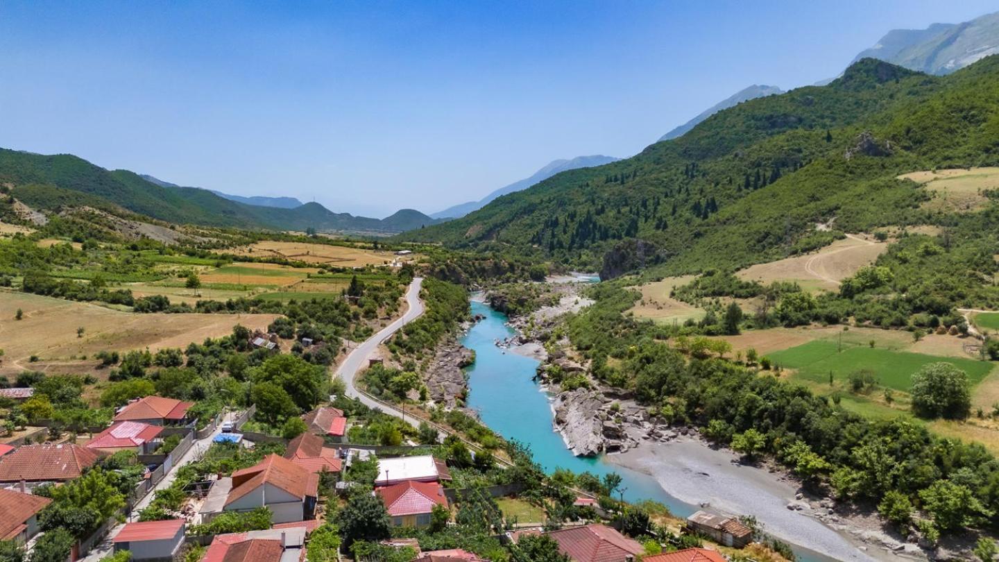 Вилла Bujtina Lumo & Pool Пермети Экстерьер фото